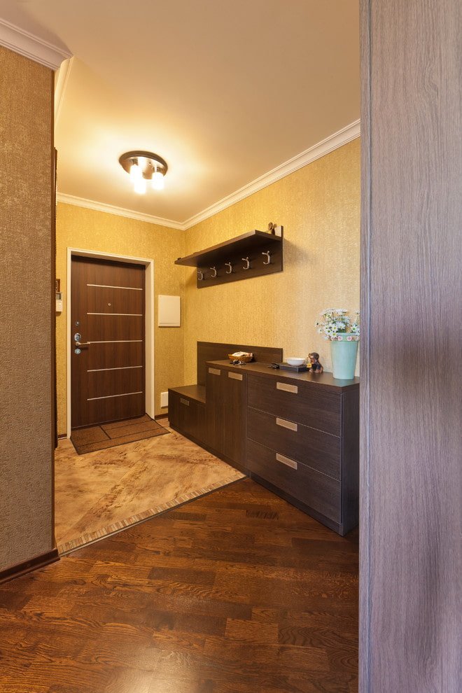 combinação de portas com móveis no interior do corredor
