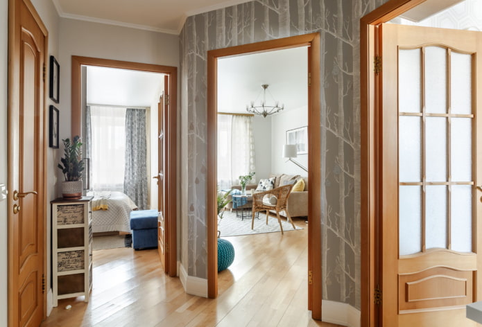 portas marrons no corredor