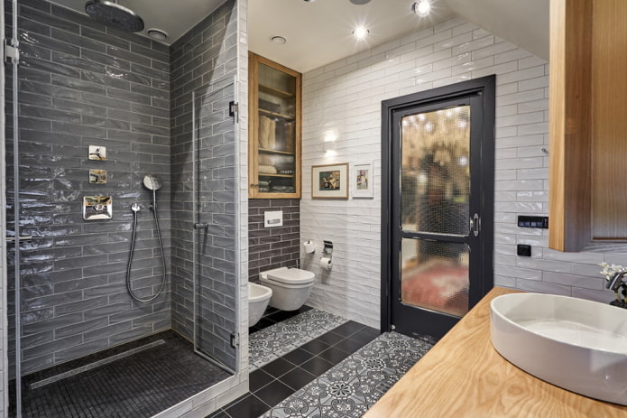 porta no interior do banheiro em estilo loft