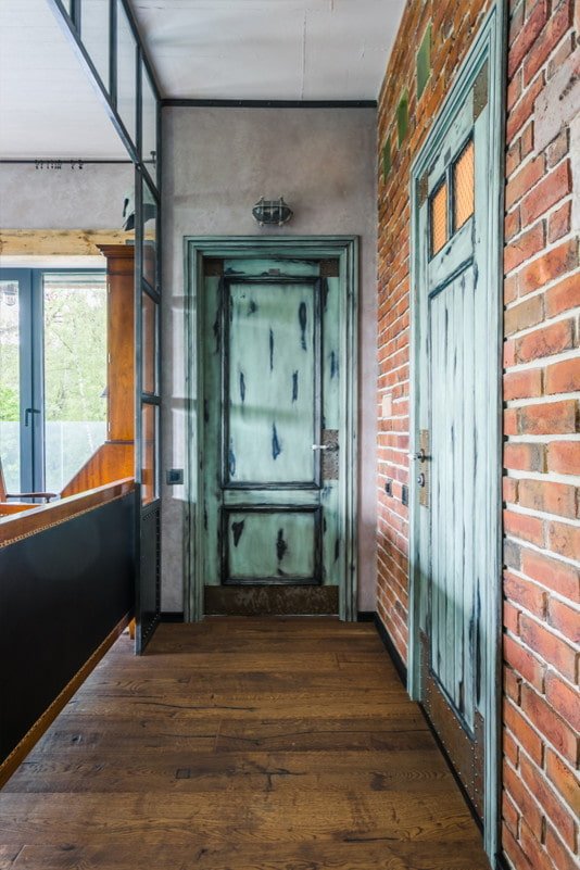 portas envelhecidas no interior no estilo loft
