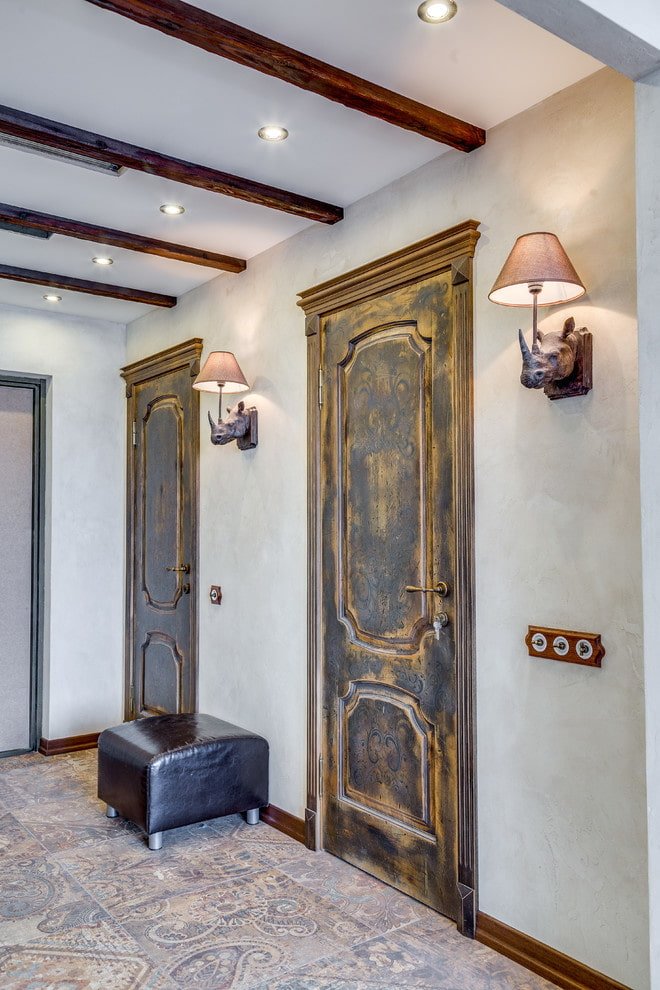 portas envelhecidas no interior no estilo loft