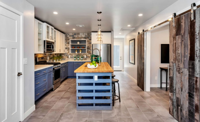 portas no interior da cozinha em estilo loft