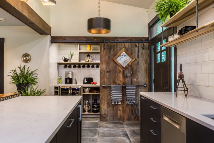 porta de tábuas na cozinha em estilo loft