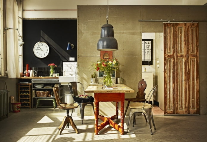 portas no interior da cozinha em estilo loft