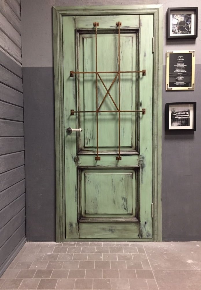 portas verdes em um interior estilo loft