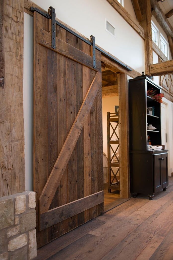 portas marrons no interior em estilo loft