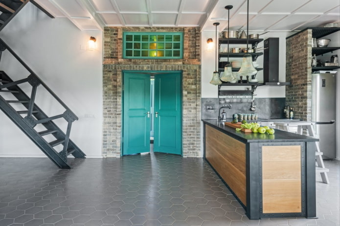 portas no interior da cozinha em estilo loft