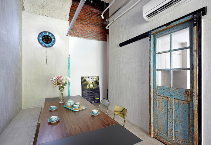 porta com vidro no interior em estilo loft