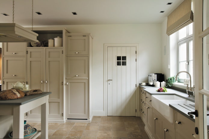 portas brancas na cozinha no estilo provençal