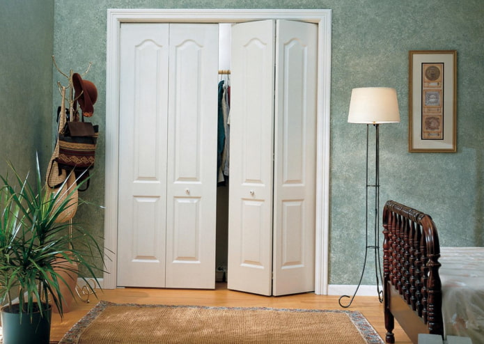 portas sanfonadas em interiores no estilo provençal
