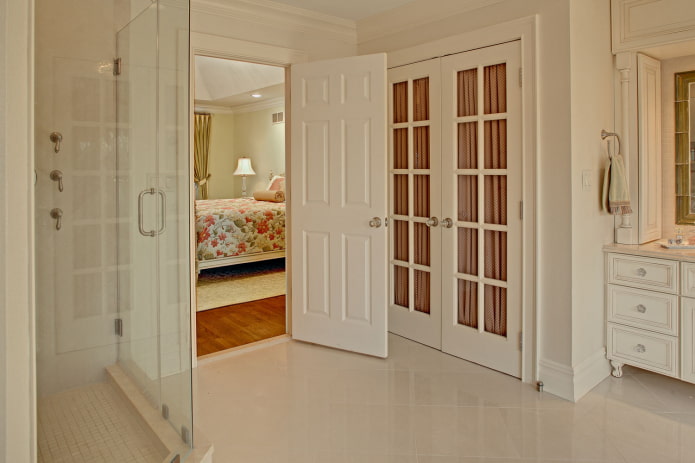 Portas de PVC no banheiro no estilo provençal