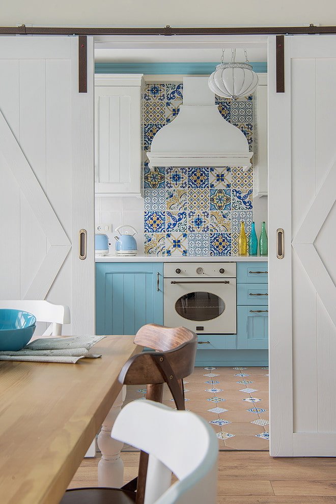 portas de correr no interior em estilo provençal