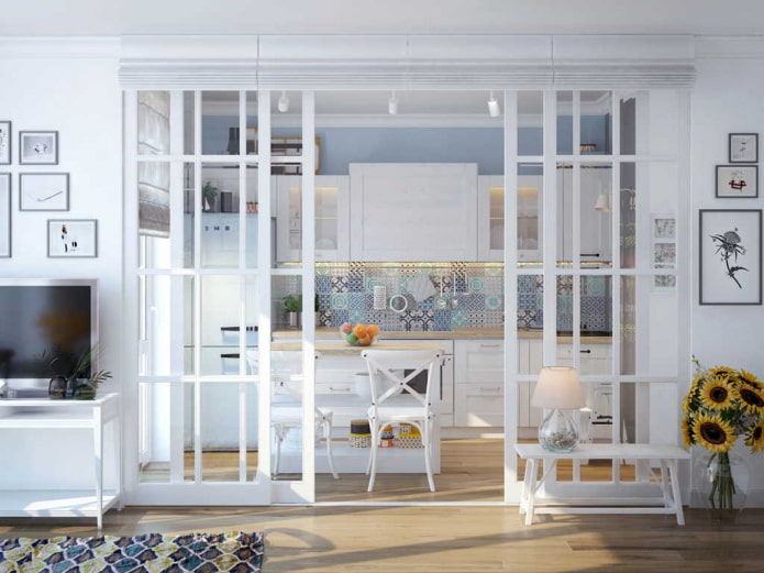 portas de correr no interior da cozinha-sala de estar em estilo provençal