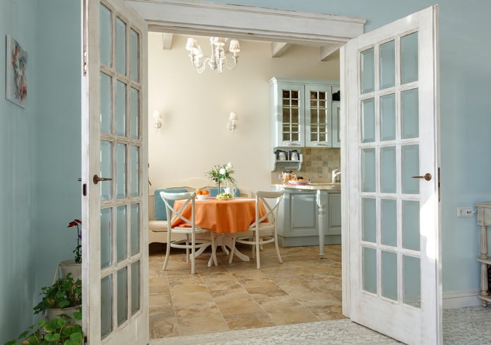 portas no interior da cozinha no estilo provençal