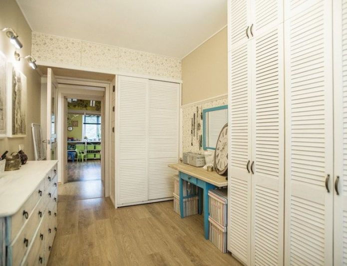 portas para um guarda-roupa no interior de um camarim no estilo provençal