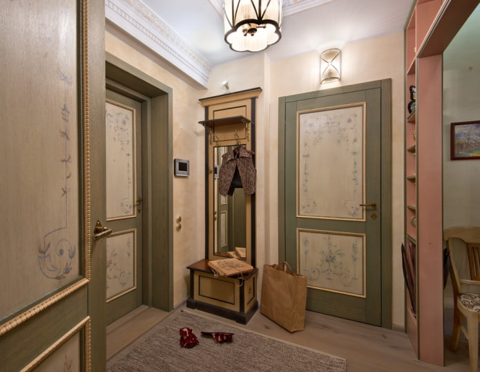 portas com ornamento no corredor no estilo provençal