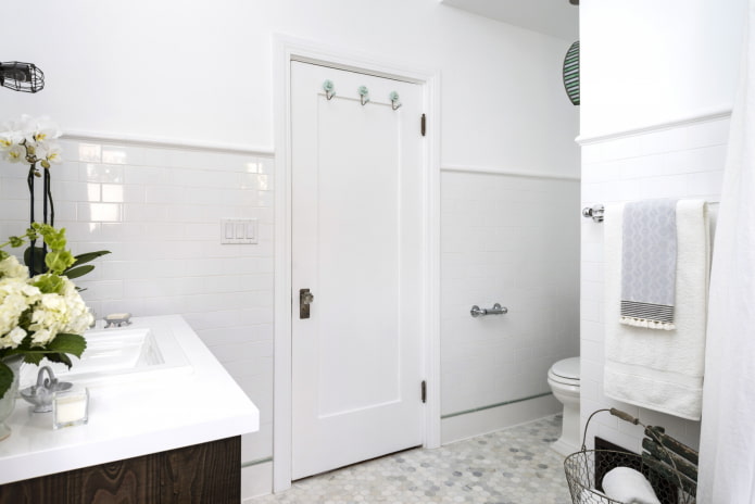banheiro branco com porta