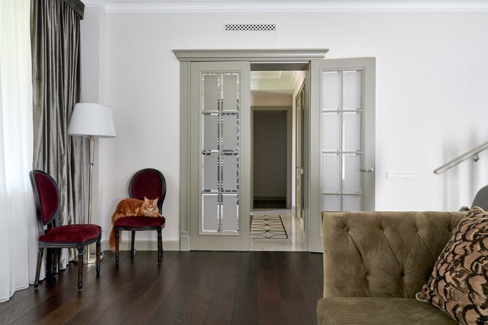 portas cinzas no interior da sala de estar