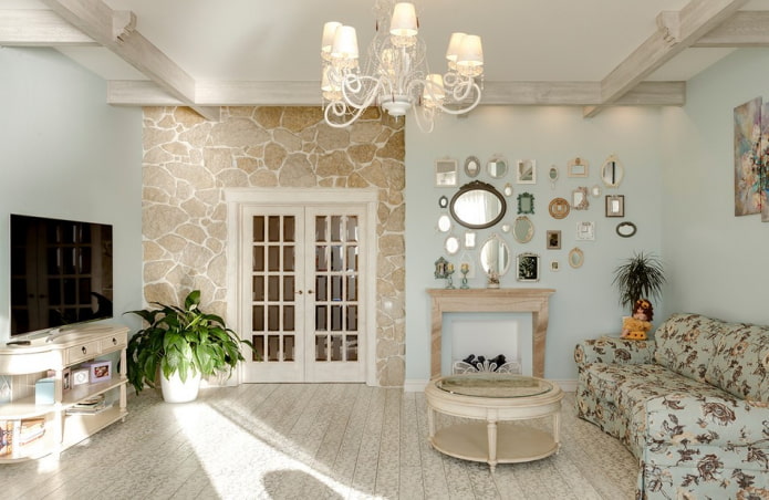 portas no interior da sala de estar no estilo provençal