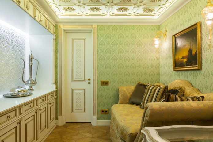 portas com padrões no interior da sala de estar