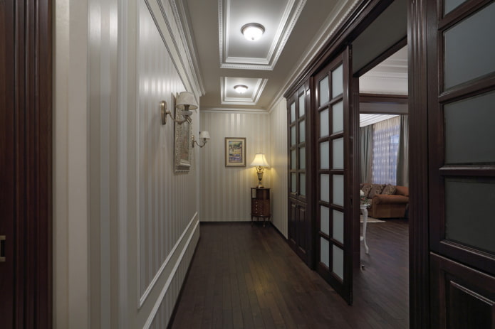 portas de cor wengué combinadas com papel de parede no interior