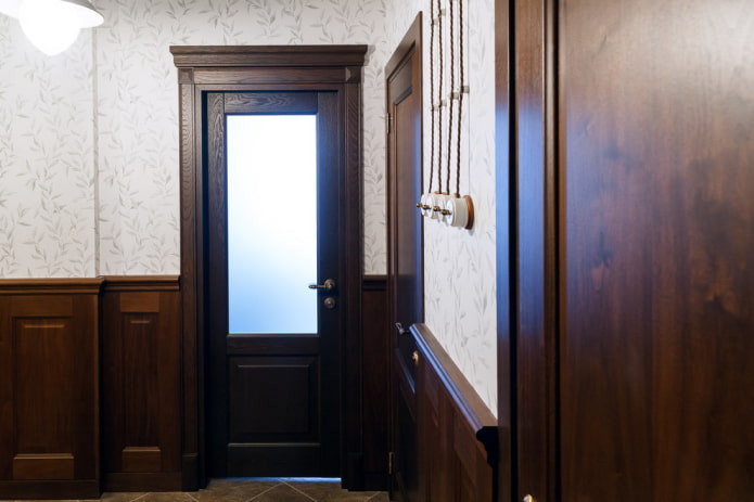 portas de cor wengué combinadas com papel de parede no interior