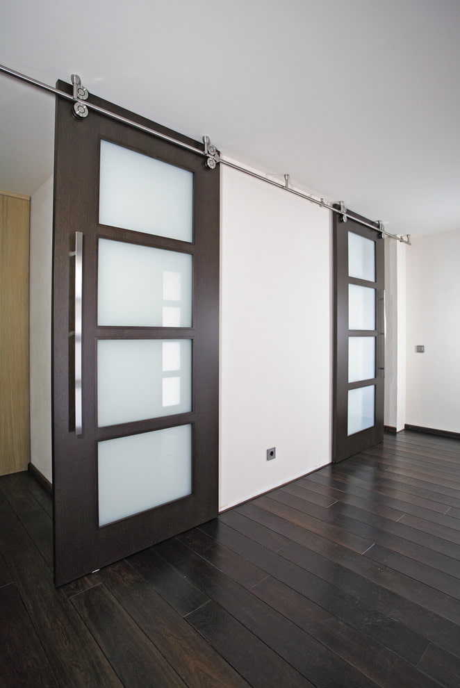 portas de cor wengué com vidro no interior