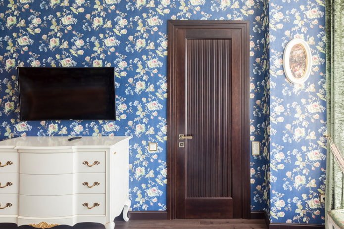 portas de cor wengué combinadas com papel de parede no interior