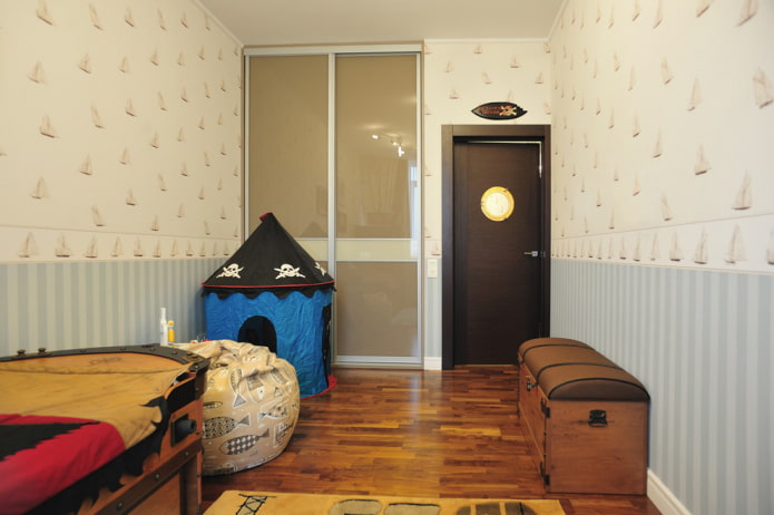 portas internas de cor wengué em um quarto infantil