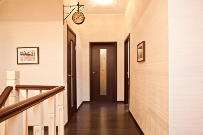 portas de cor wengué em combinação com o piso no interior