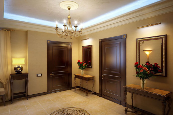 portas de cor wengué no corredor em estilo clássico