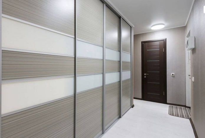 portas de cor wengué combinadas com o piso no interior