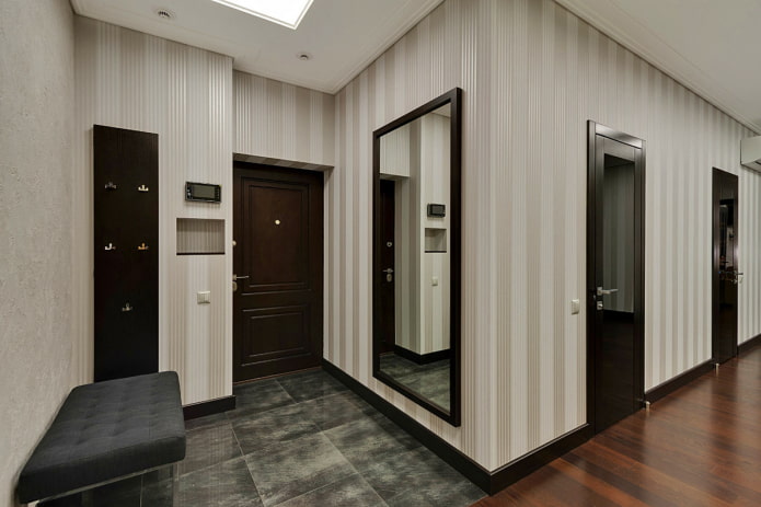 portas na cor wengué combinadas com rodapé no interior