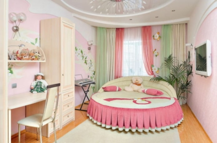 cortinas duplas em um quarto infantil