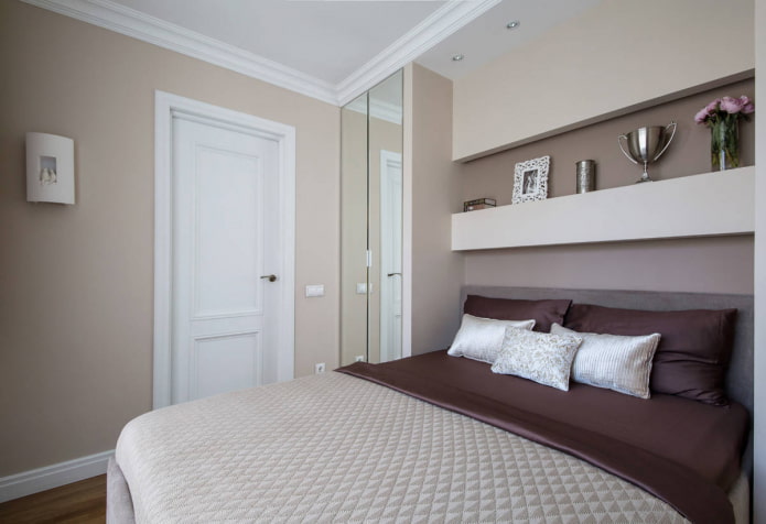 Quarto com guarda-roupa espelhado