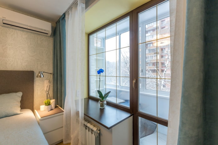 Quarto em um quarto com varanda