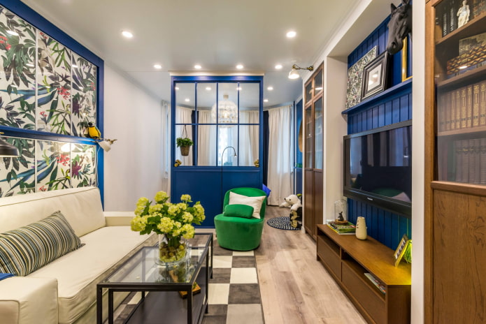 Sala de estar com tela azul