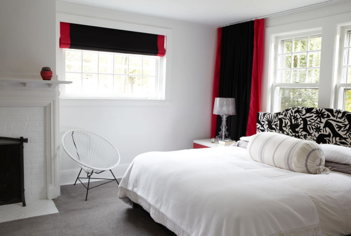 combinação de vermelho e preto nas cortinas do quarto