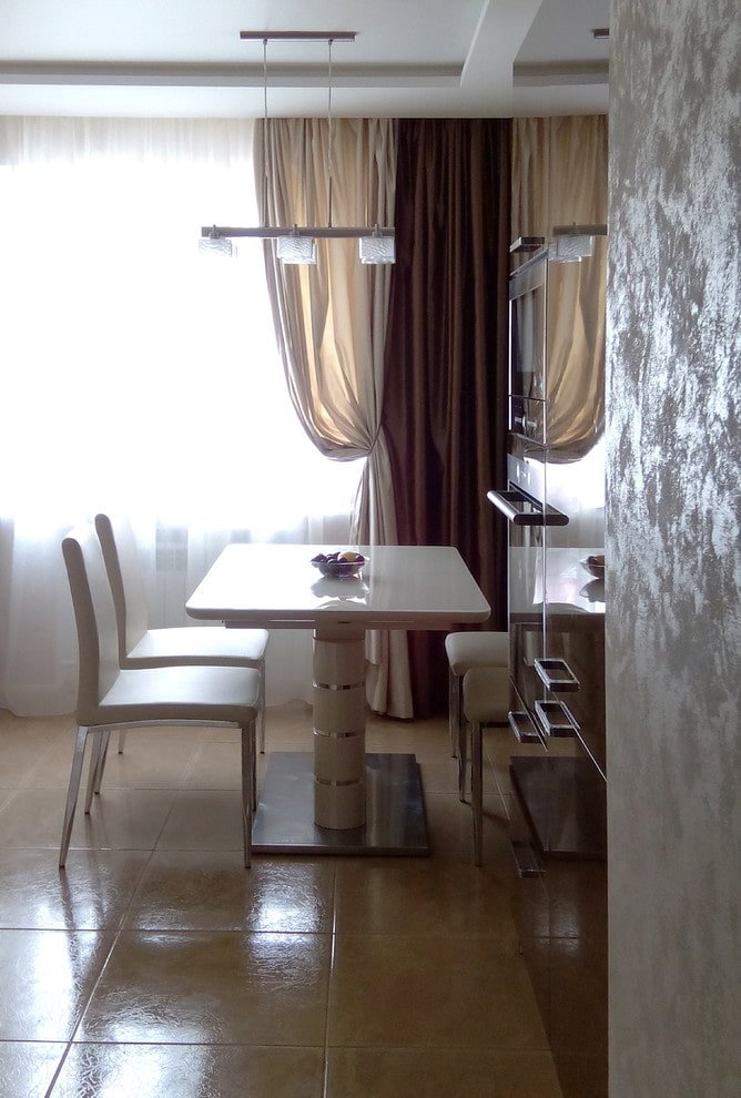 combinação de bege e marrom em cortinas