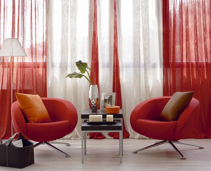 combinação de branco e vermelho em cortinas no interior