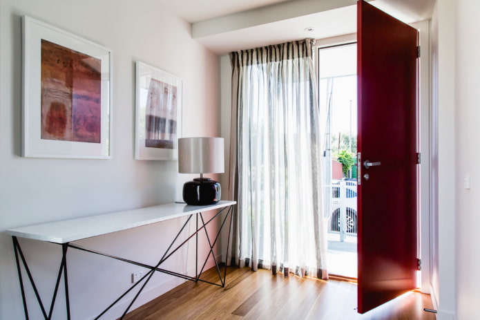 cortinas de duas cores no corredor interno