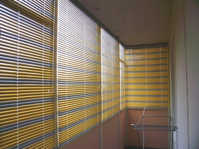 persianas horizontais de duas cores na varanda