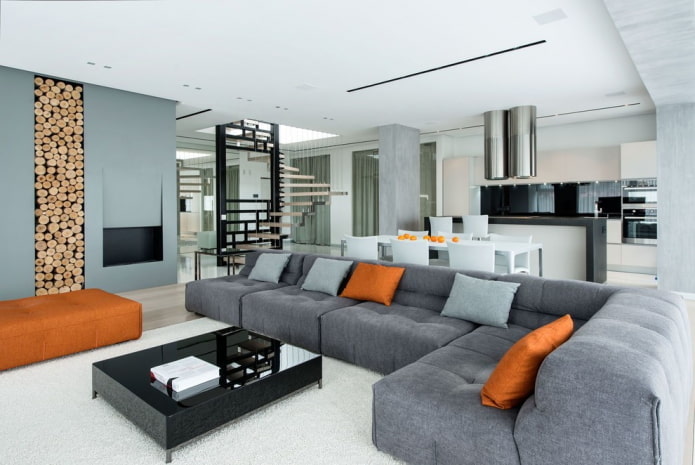 interior de um grande apartamento de dois andares