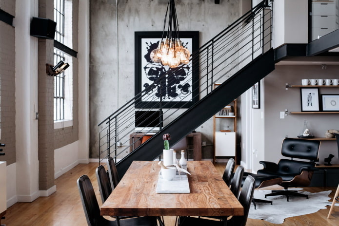 interior de um apartamento de dois andares no estilo loft