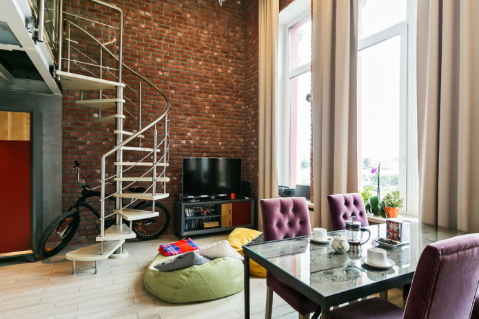 interior de um apartamento de dois andares em estilo loft