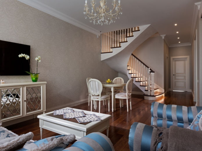 interior de um apartamento de dois andares em estilo clássico