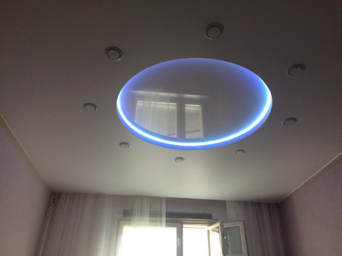 estrutura elástica de dois níveis com um nicho para iluminação