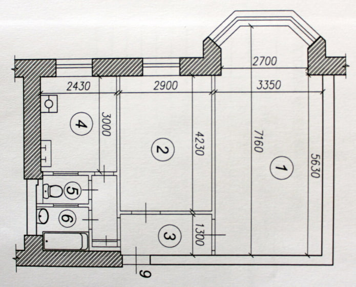 Layout de um edifício da era Stalin com uma janela saliente