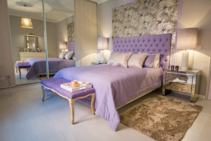 cama de casal lilás no interior