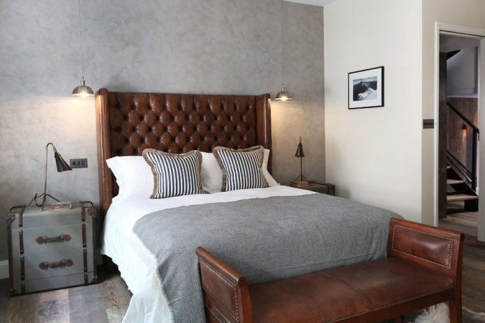 cama de couro de casal no interior